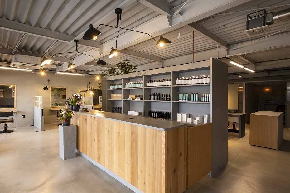 北欧調の美容院のカウンター