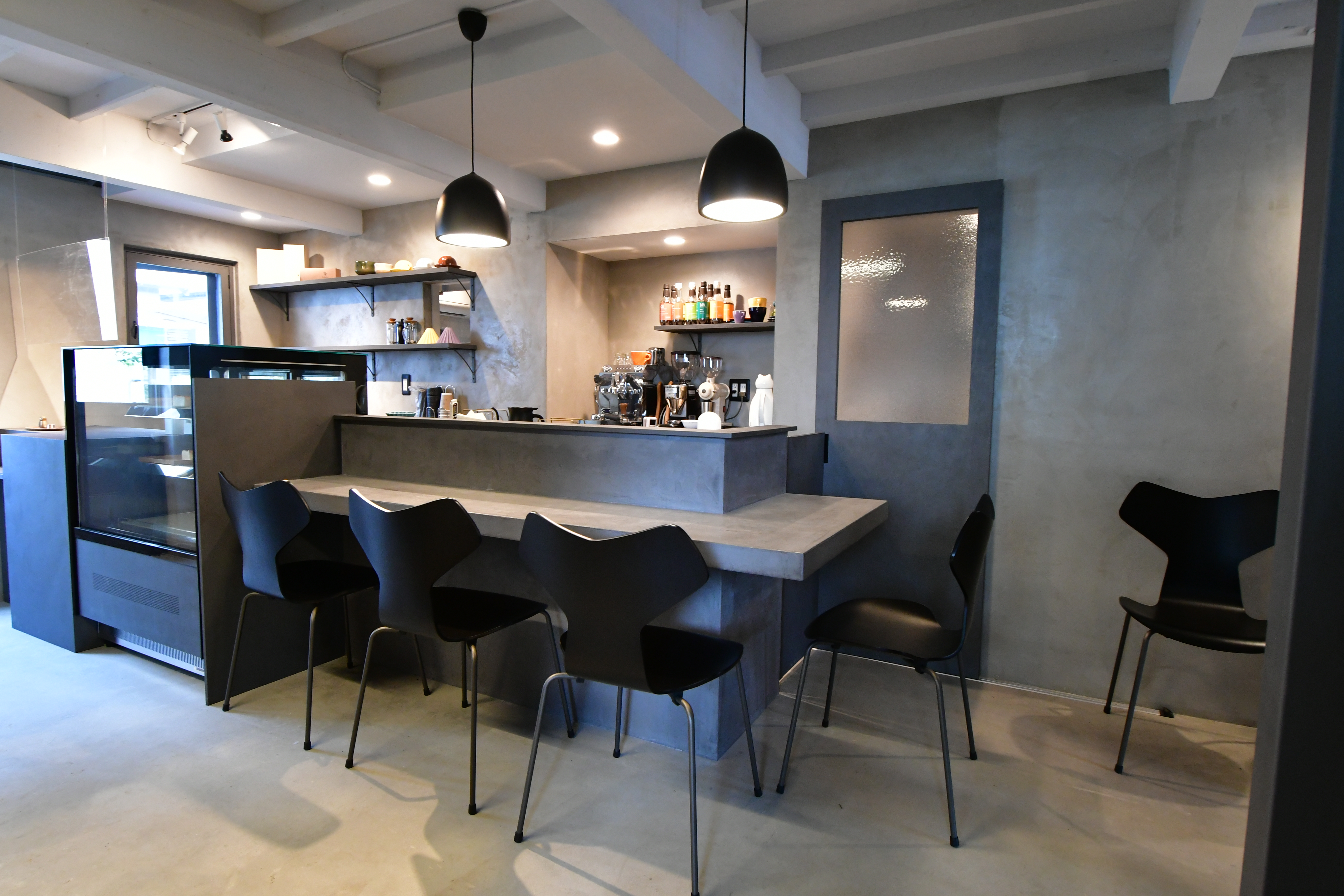 モノクロ調のカフェ内装