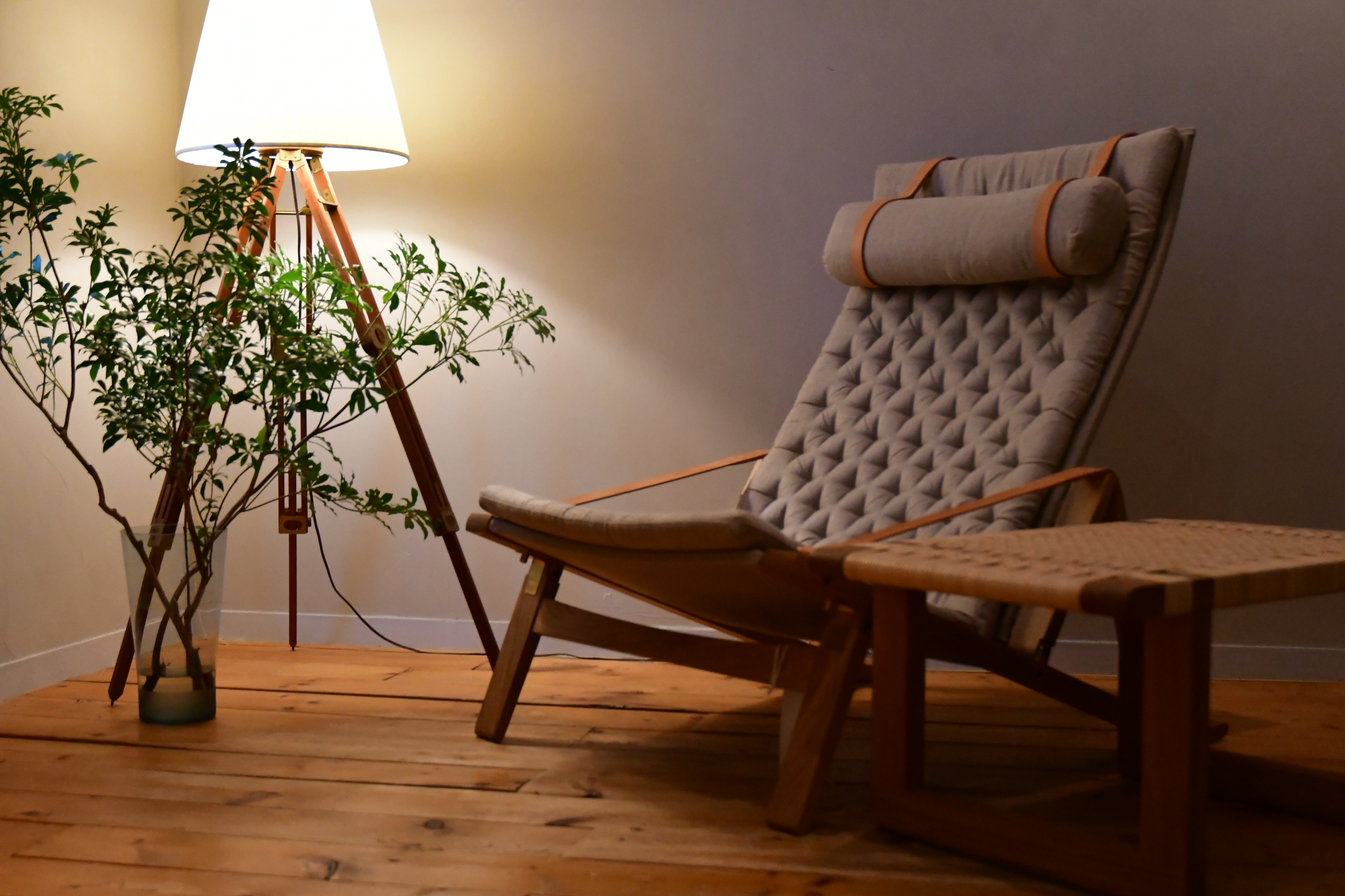 対になった木の椅子とコンクリート壁の内装